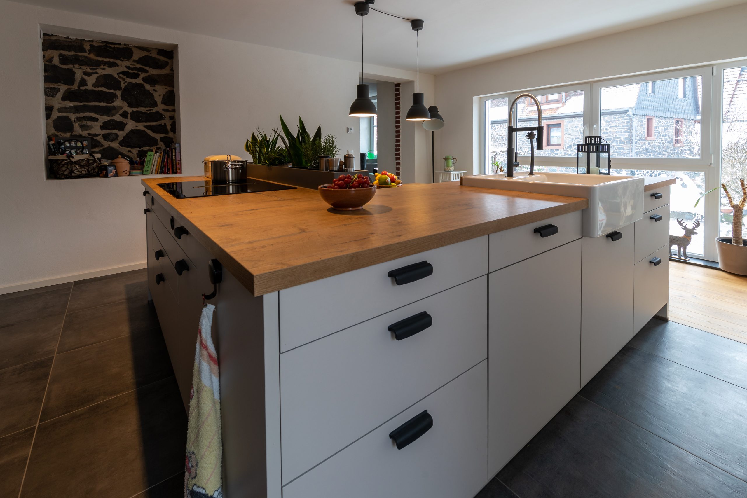 Kücheninsel im modernen Landhausstil mit Holzplatte