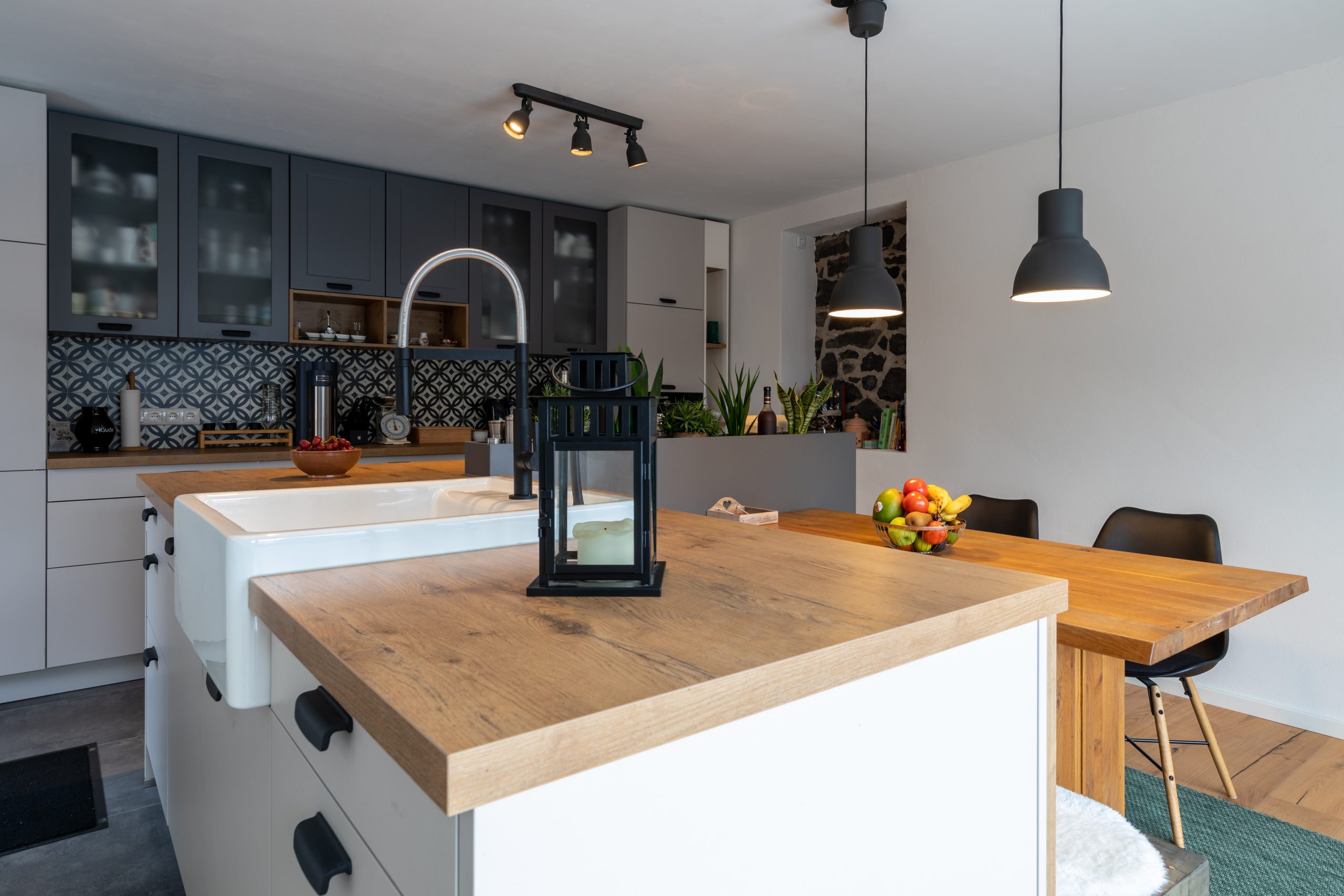 Küche im modernen Landhausstil mit Kücheninsel