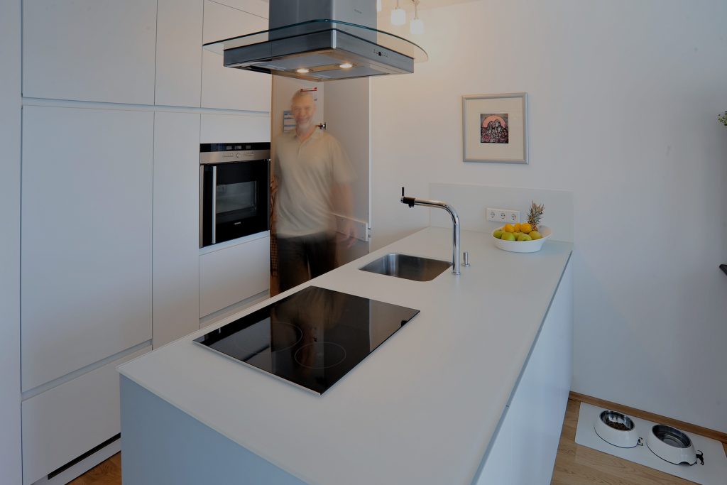 Moderne weiße Einbauküche mit Kochinsel – Küchenstudio Gelnhausen