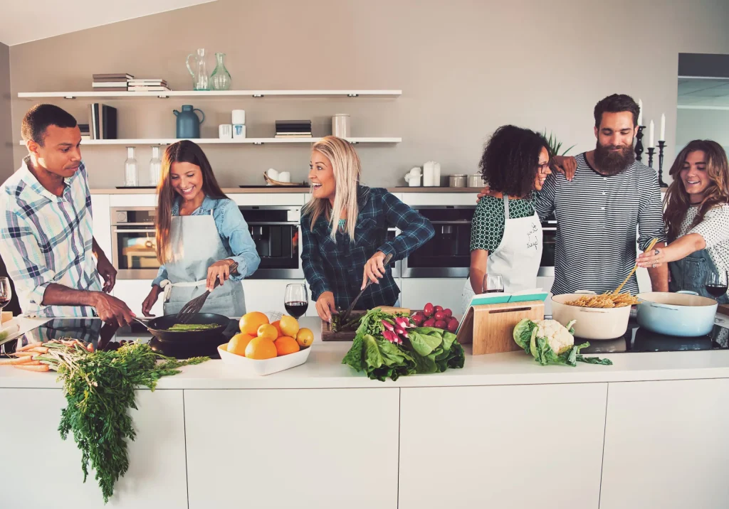 Freunde kochen zusammen in einer Küche als Beispiel für Kuechenplaner Frankfurt