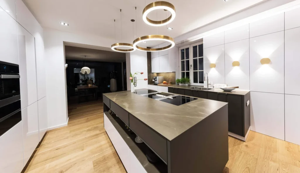 Eine moderne Küche mit luxuriöser Beleuchtung – ein Beispielbild für Küchenplaner Hanau.